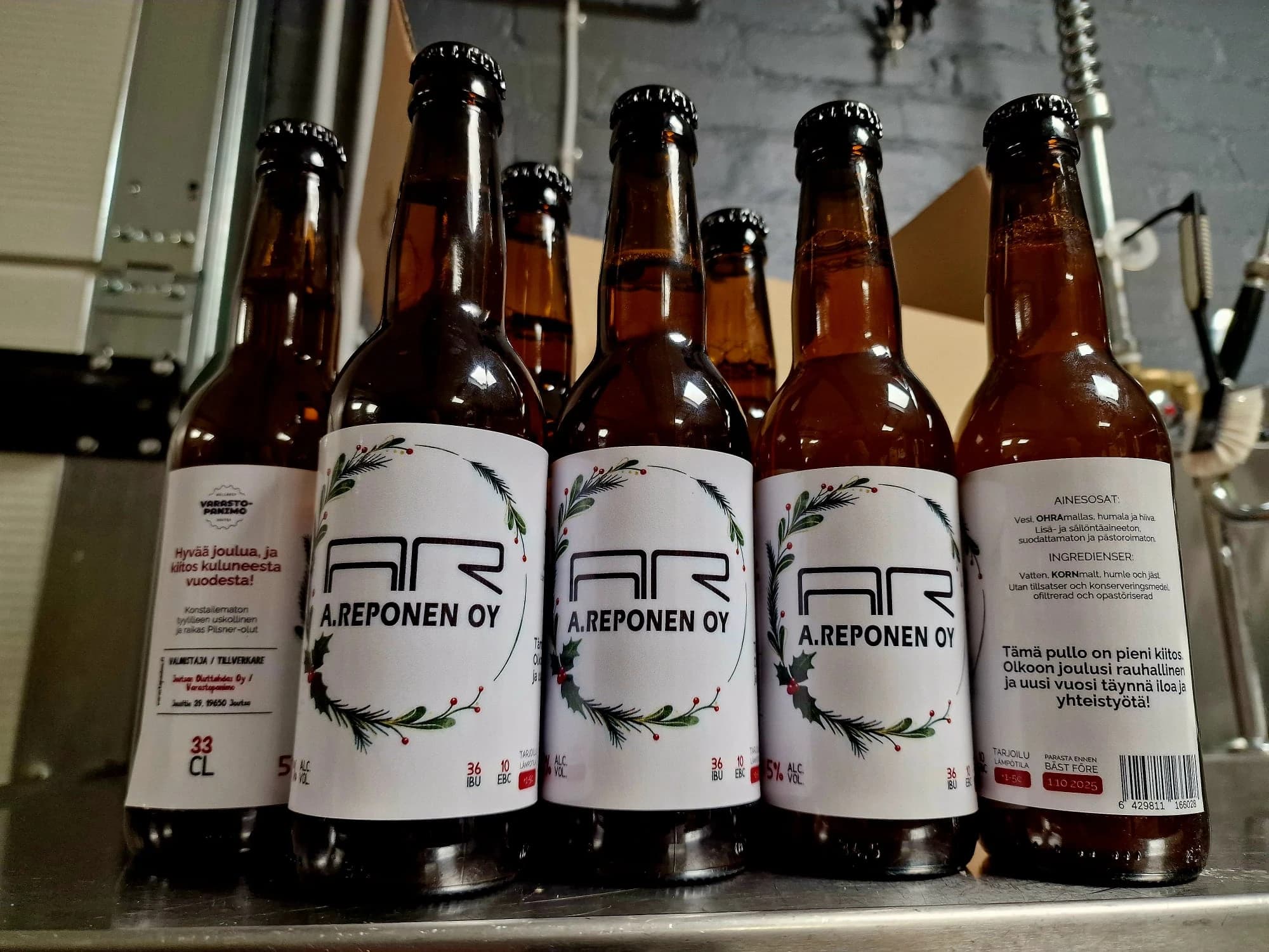A. Reposelle tehtyjä jouluolutpulloja omalla etiketillä